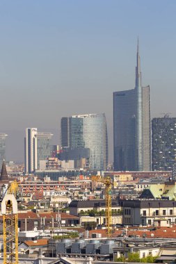 Milan, İtalya - 29 Eylül 2018: Duomo di Milano çatıdan şehrin havadan görünümü. Porta Nuova gökdelenler ile