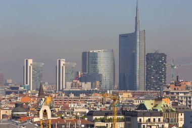 Milan, İtalya - 29 Eylül 2018: Duomo di Milano çatıdan şehrin havadan görünümü. Porta Nuova gökdelenler ile