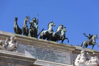 Milan, İtalya - 28 Eylül 2018: Zafer takı, barış Arch Anıt Park Sempione, üst heykel