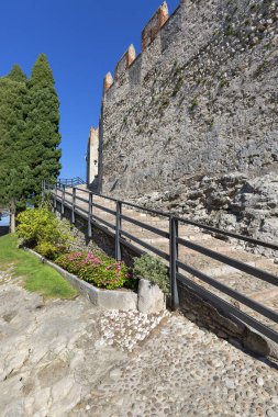 13. yüzyıl Ortaçağ taş Scaliger Castle (Castello Scaligero) Lake Garda, Verona eyaletinde, Malcesine, İtalya