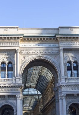 Milan, İtalya - 28 Eylül 2018: Vittorio Emanuele Galerisi, lüks alışveriş merkezi. 1865 ve 1867 yılları arasında mimar Giuseppe Mengoni tarafından tasarlanıp inşa edilmiştir.