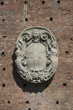 15. yüzyıl Sforza Kalesi (Castello Sforzesco), taş armasının üzerinde cephe, Milan, İtalya