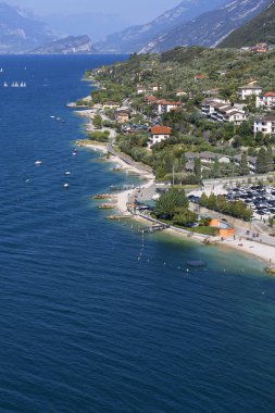 Garda, İtalya - 30 Eylül 2018: Lake Garda, İtalya'da, en büyük Gölü Dolomites'in kenarında yer alan görüntülemek şehir Scaliger Kalesi: Malcesine