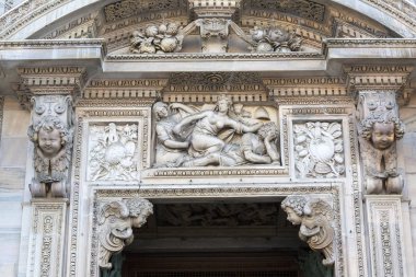 Milan Katedrali (Duomo di Milano), gotik kilise, cephe detayları, Milano, İtalya. İtalya 'nın en büyük ve dünyanın en büyük üçüncü kilisesidir.