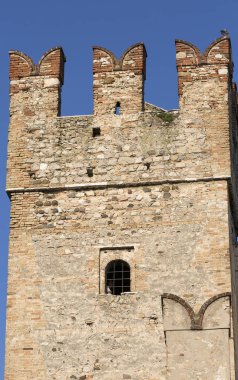 13. yüzyıl ortaçağ Scaliger Kalesi (Castello Scaligero) Garda Gölü, Brescia, Sirmione, İtalya