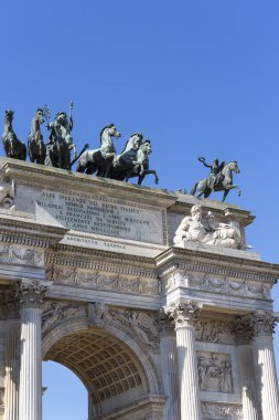 Milan, İtalya - 28 Eylül 2018: Zafer takı, barış Arch Anıt Park Sempione, üst heykel