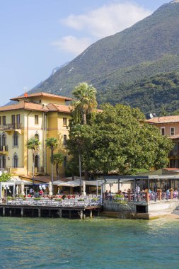 Malcesine, İtalya - 30 Eylül 2018: Lake Garda, İtalya, göl kıyısında Restoran en büyük Gölü