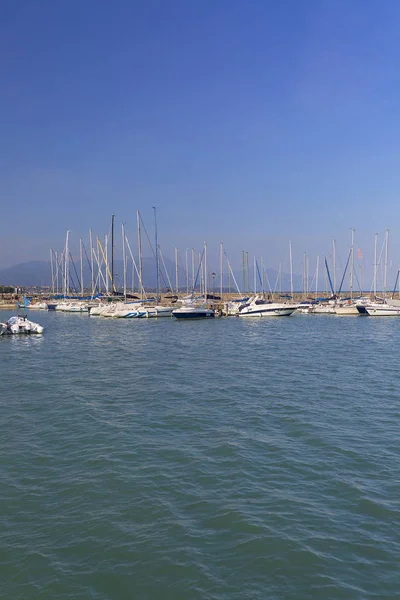 晴れた日に 人気のある観光リゾートのガルダ湖でヨットのデゼンツァーノ イタリア 2018 ポート — ストック写真
