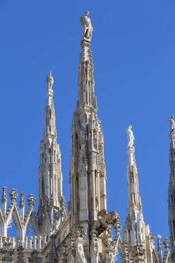 Milan Katedrali (Duomo di Milano), gotik kilise, cephe detayları, Milano, İtalya. İtalya 'nın en büyük ve dünyanın en büyük üçüncü kilisesidir.
