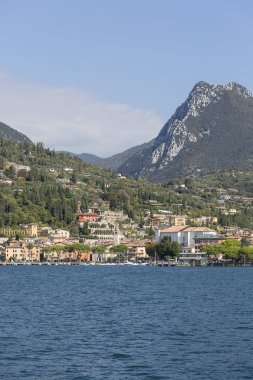 Garda, İtalya - 30 Eylül 2018: Lake Garda, İtalya'da, en büyük Gölü Dolomites'in kenarında yer alan şehir Toscolano Maderno görüntülemek