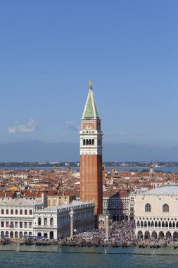 Venice, İtalya-Eylül 21, 2017: St Mark's Campanile ve Piazza San Marco, kalabalık turist üzerinde Gotik Doge Sarayı. Çan kulesi kentin en tanınmış sembolleri biridir.
