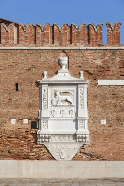 Venetiaans Arsenaal, oude scheepswerf, verlichting van de Leeuw van Saint Mark op gevel, Venetië, Italië — Stockfoto