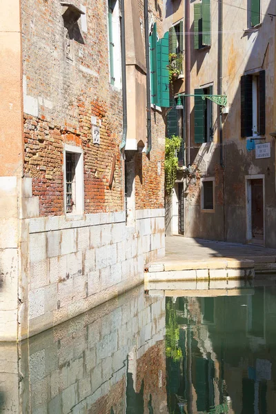 Typisch uitzicht op de smalle zijde van de canal, Venice, Italië. — Stockfoto