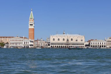 St Mark's Campanile ve Doge Sarayı üzerinde Piazza San Marco, Venedik, İtalya