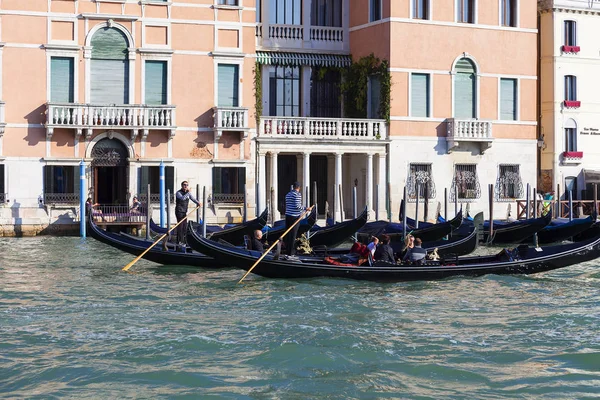 Velencei gondolier evezés keresztül a Grand Canal, Velence, Olaszország — Stock Fotó