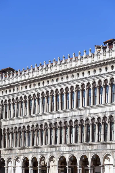 Byggnad av Procuratie Vecchie på Markusplatsen, Venedig, Italien — Stockfoto