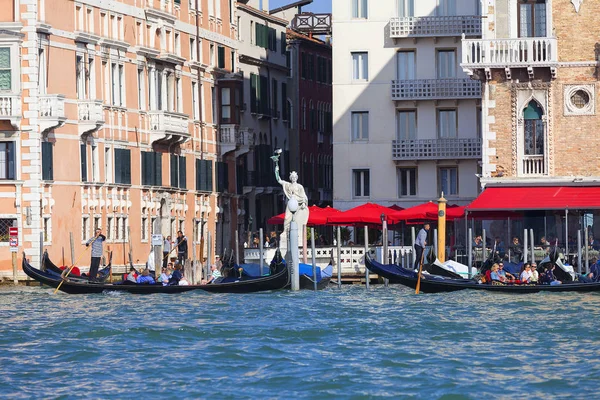 Velencei gondoliers, evezés, keresztül a Grand Canal, szobor, Velence, Olaszország — Stock Fotó