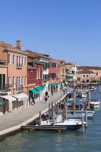Murano isola, veduta sul canale nel centro della città, case colorate, Venezia, Italia — Foto Stock