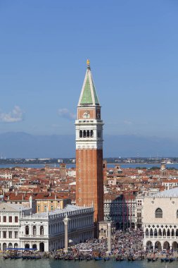 St Mark's Campanile ve Gotik Doge Sarayı üzerinde Piazza San Marco, Venedik, İtalya