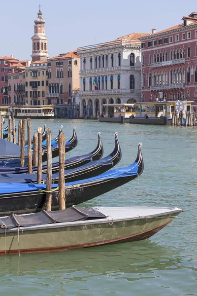 Grand Canal, vintage épületek parkolt gondolák a kikötőben, Velence, Olaszország — Stock Fotó