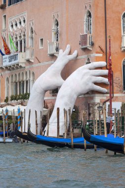 Grand Canal Sudan, Venedik, İtalya, çıkıntılı iki dev el koyarak heykel destek