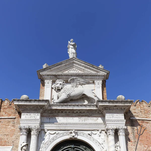 Arsenale veneziano, vecchio cantiere navale, rilievo del Leone di San Marco sulla facciata, Venezia, Italia — Foto Stock