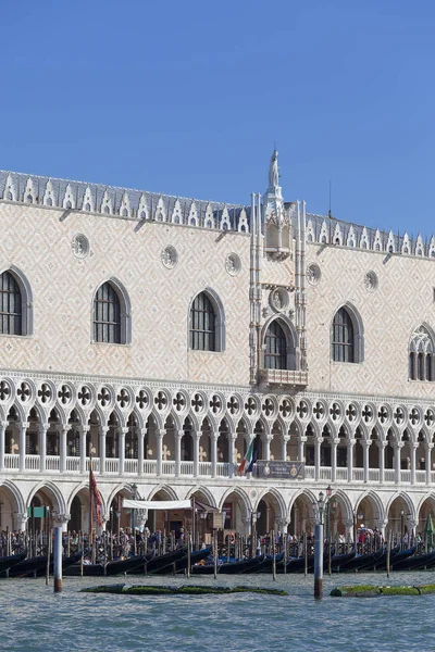 Doge's Palace on Piazza San Marco, boulevard with tourist, Venice, Italy — Stock Photo, Image