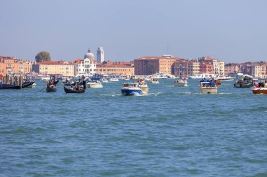 Venedik lagün, değişik teknelerin, yoğun trafik, Venedik, İtalya