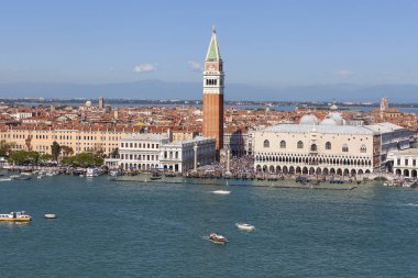 Venice, İtalya-Eylül 21, 2017: St Mark's Campanile ve Piazza San Marco, kalabalık bir turist, hava üzerinde Gotik Doge Sarayı görüntüleyin. Çan kulesi kentin en tanınmış sembolleri biridir.