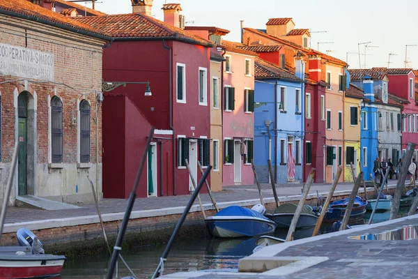 Barevné malé, pestře malované domy na ostrově Burano, Benátky, Itálie — Stock fotografie