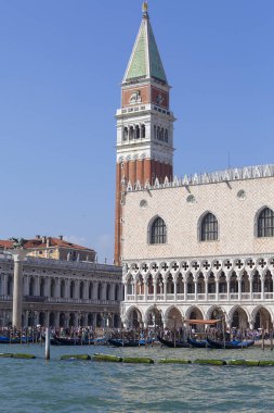 St Mark's Campanile ve Gotik Doge Sarayı üzerinde Piazza San Marco, Venedik, İtalya