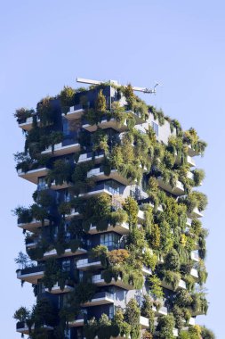 Dikey Orman (Bosco Verticale), balkonlarda ağaçlarla konut kulesi, Milano, İtalya