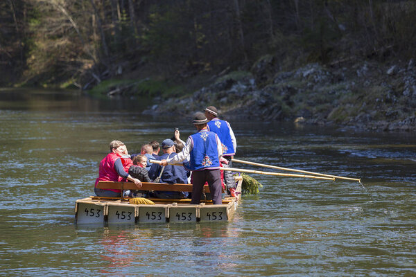 Рафтинг на реке Дунаец, деревянный сплав, Щавница, Польша
