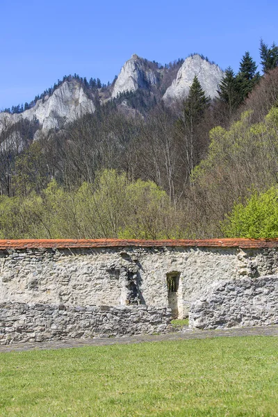 Vörös kolostor, környező fal és kilátás a három korona Massif, Szlovákia — Stock Fotó