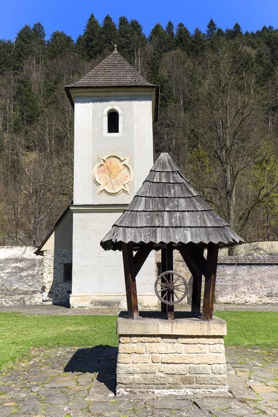 Rotes Kloster, Glockenturm mit Sonnenuhr, Holzbrunnen, Slowakei — Stockfoto