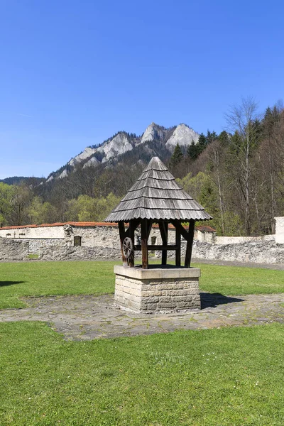 14. yüzyıl Kızıl Manastırı, Üç Taç Masifi, Slovakya — Stok fotoğraf