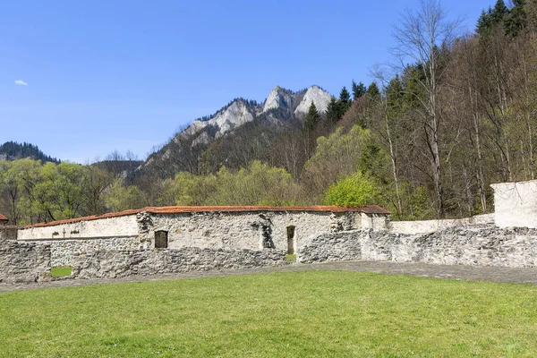 Kırmızı Manastır, çevreleyen duvar ve Üç Crowns Massif görünümü, Slovakya — Stok fotoğraf