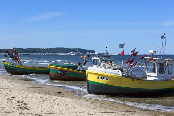 Barche da pesca sulla spiaggia sabbiosa del Mar Baltico, Sopot, Polonia — Foto Stock