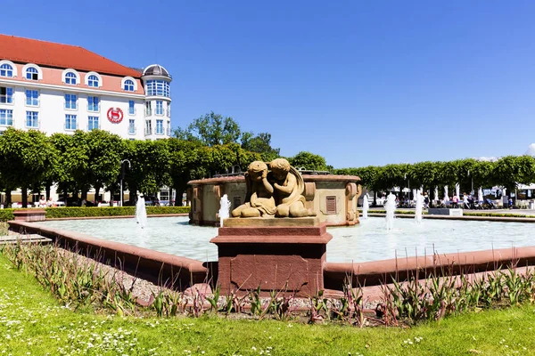 Une fontaine sur la place de la guérison devant le Spa House, Sopot, Pologne — Photo