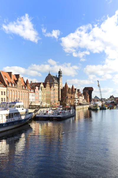 The medieval port Crane of Gdansk, Long Embankment street, Gdansk, Polónia — Fotografia de Stock