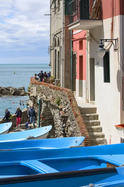 Kilátás a tengerparton és csónakok kis faluban, Riomaggiore, Cinque Terre, Olaszország — Stock Fotó