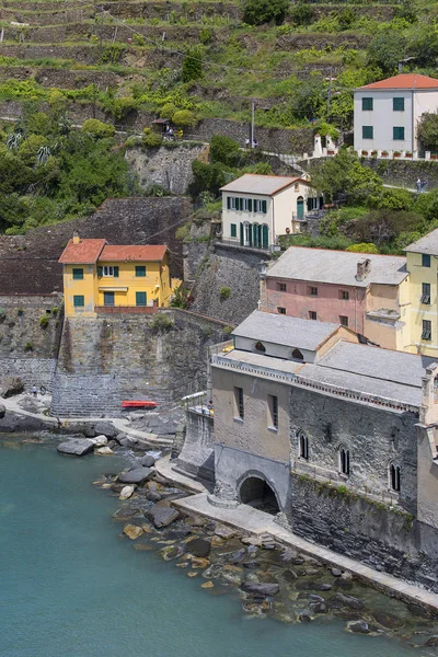 Blick auf Meer und typische Häuser in kleinem Dorf, riomaggiore, cinque terre, italien — Stockfoto