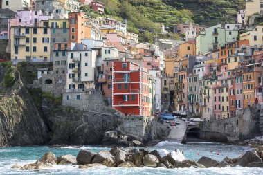 Küçük bir köy, Riomaggiore, Cinque Terre, İtalya'da deniz kenarında ve tipik evlere bakış