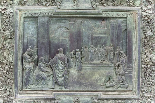Pisa Cathedral, stor bronsdörr med scener från Nya Testamentet, detaljer, Pisa, Italien — Stockfoto