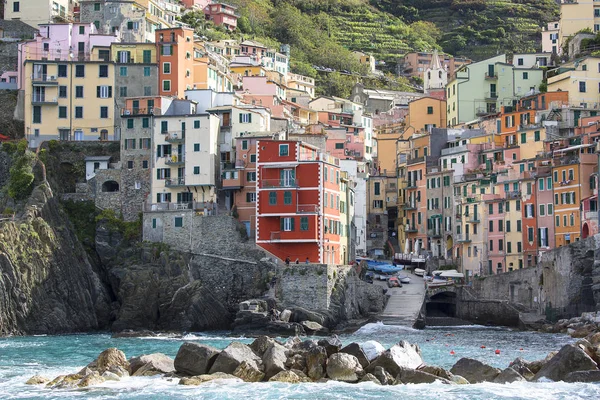 Utsikt över havet och typiska hus i liten by, Riomaggiore, Cinque Terre, Italien — Stockfoto