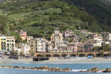 Küçük bir köy, Monterosso, Cinque Terre, İtalya'da sahil ve tipik evlerin manzarası,