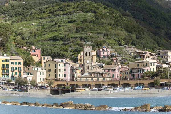 Kilátás a tengerparton és tipikus házak kis faluban, Monterosso, Cinque Terre, Olaszország, — Stock Fotó
