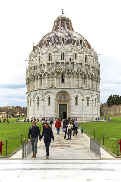 Pisa Baptistery St. John, Piazza del Duomo, Pisa, Itálie — Stock fotografie