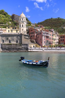 Küçük bir köy, Vernazza, Cinque Terre, İtalya'da deniz kenarında ve tipik evlere bakış