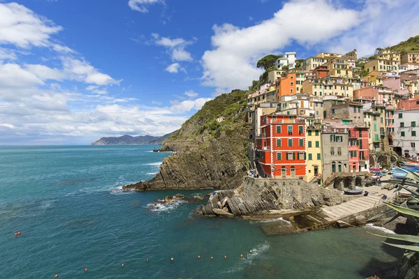 Vista à beira-mar e casas típicas em pequena aldeia, Riomaggiore, Cinque Terre, Itália — Fotografia de Stock